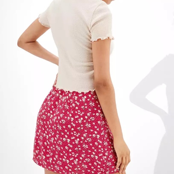 NWT American Eagle Red Floral Notched Mini Skirt - Size Small - Picture 3 of 7